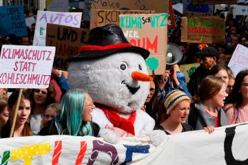 Grève mondiale pour le climat : des centaines de milliers d’écoliers mobilisés